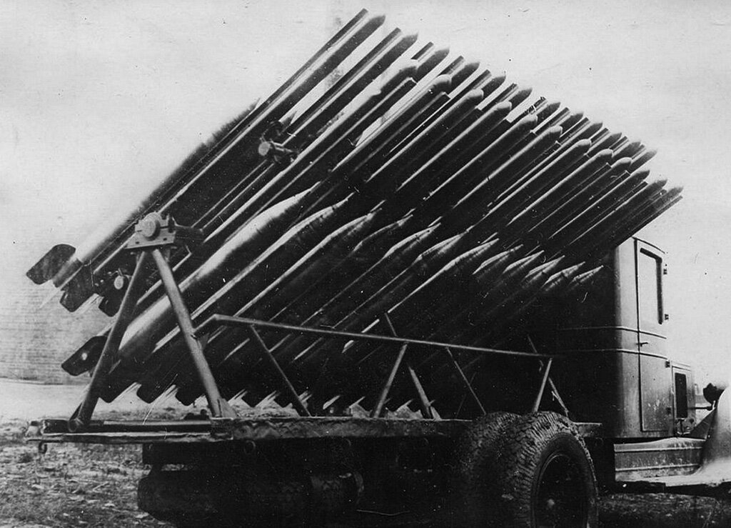 Механизированная установка для стрельбы 132‑мм химическими снарядами в первом варианте, на шасси ЗиС-5, 1938 г. При стрельбе её сильно раскачивало, рассеивание снарядов увеличивалось. Было принято решение о размещении направляющих вдоль автомобиля.
