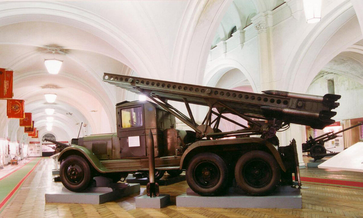 Боевая машина БМ-13 на шасси ЗиС-6 в Военно-историческом музее артиллерии, инженерных войск и войск связи — до недавнего времени единственный образец советской системы залпового огня на оригинальном, сохранившемся автомобиле этой модели.