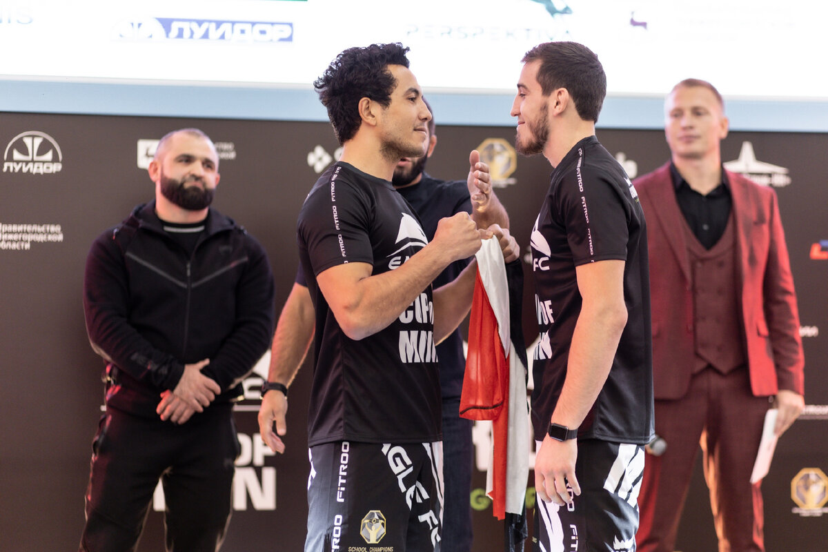 Шахбан Гапизов (справа) дебютировал в профессиональном ММА на турнире в Нижнем Новгороде. Фото: "Школа чемпионов"