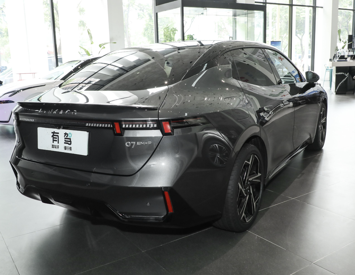 Lynk & Co 07 