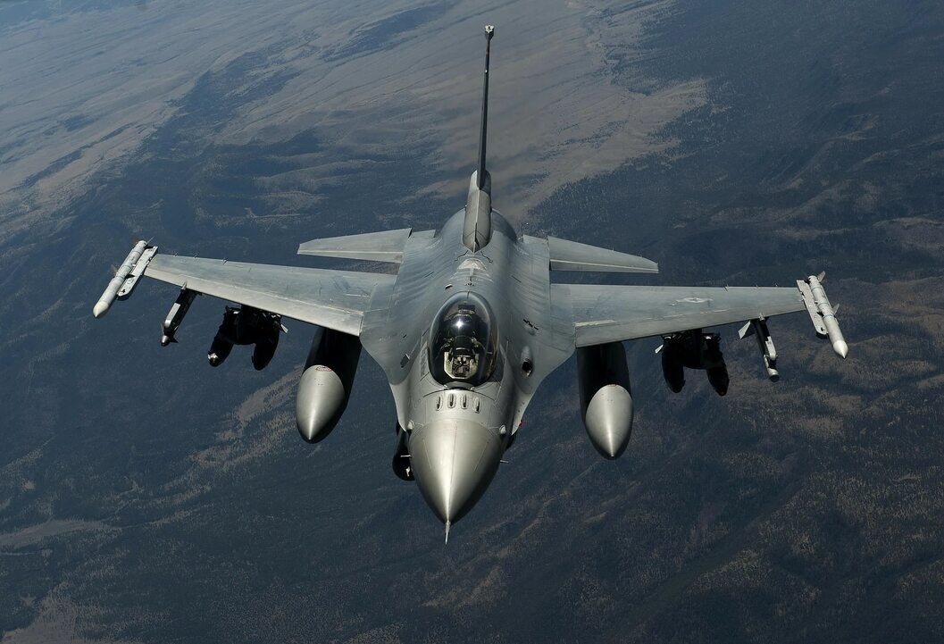 Самолёт  F-16.