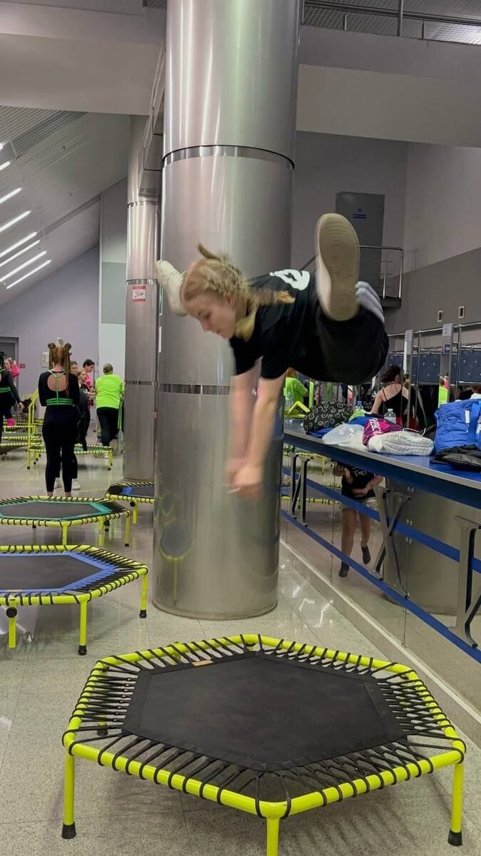 Говорит, что думала, что прыгает низко, а оказалось ни так-то низко). 