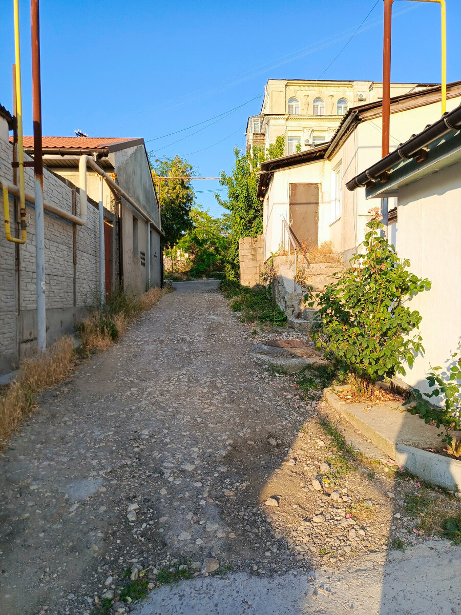 Тут между домами почему-то асфальт закончился.