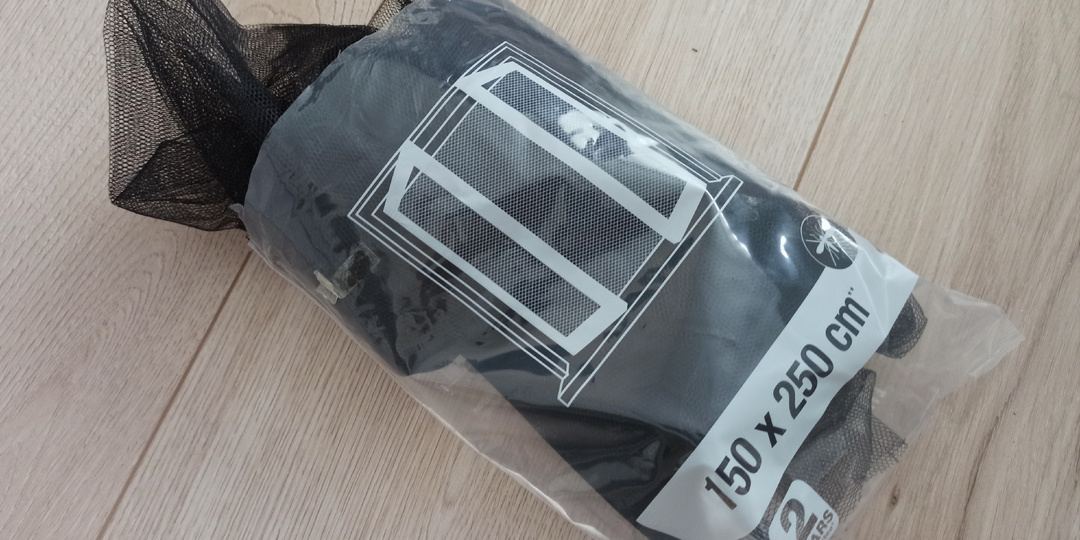 Не покупайте москитные сетки. Просто натяните без рамки сетку на окно