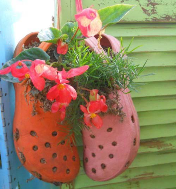 Переработка старой обуви и ботинок в контейнеры для растений и цветов открывает перед вами множество вдохновляющих и креативных проектов DIY, которые помогут украсить ваш двор и сад.