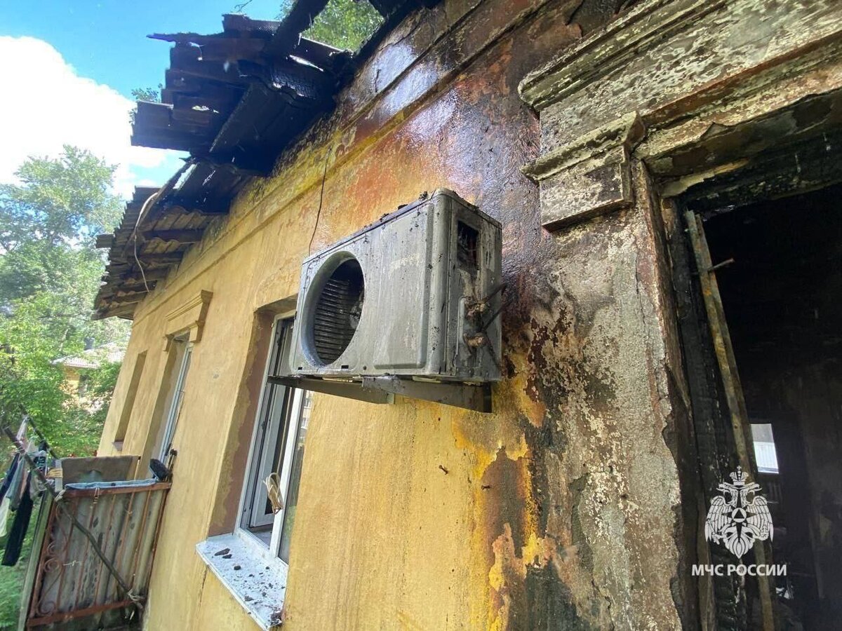 В Башкирии взорвавшийся кондиционер убил двоих человек: «В одной из квартир двухэтажного дома в Уфе взорвался и вспыхнул кондиционер, в результате погибли муж и жена.