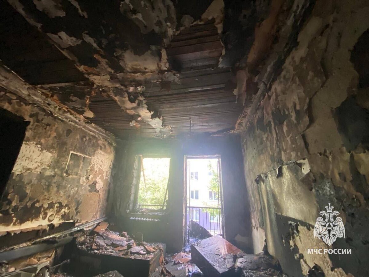 В Башкирии взорвавшийся кондиционер убил двоих человек: «В одной из квартир двухэтажного дома в Уфе взорвался и вспыхнул кондиционер, в результате погибли муж и жена.-2