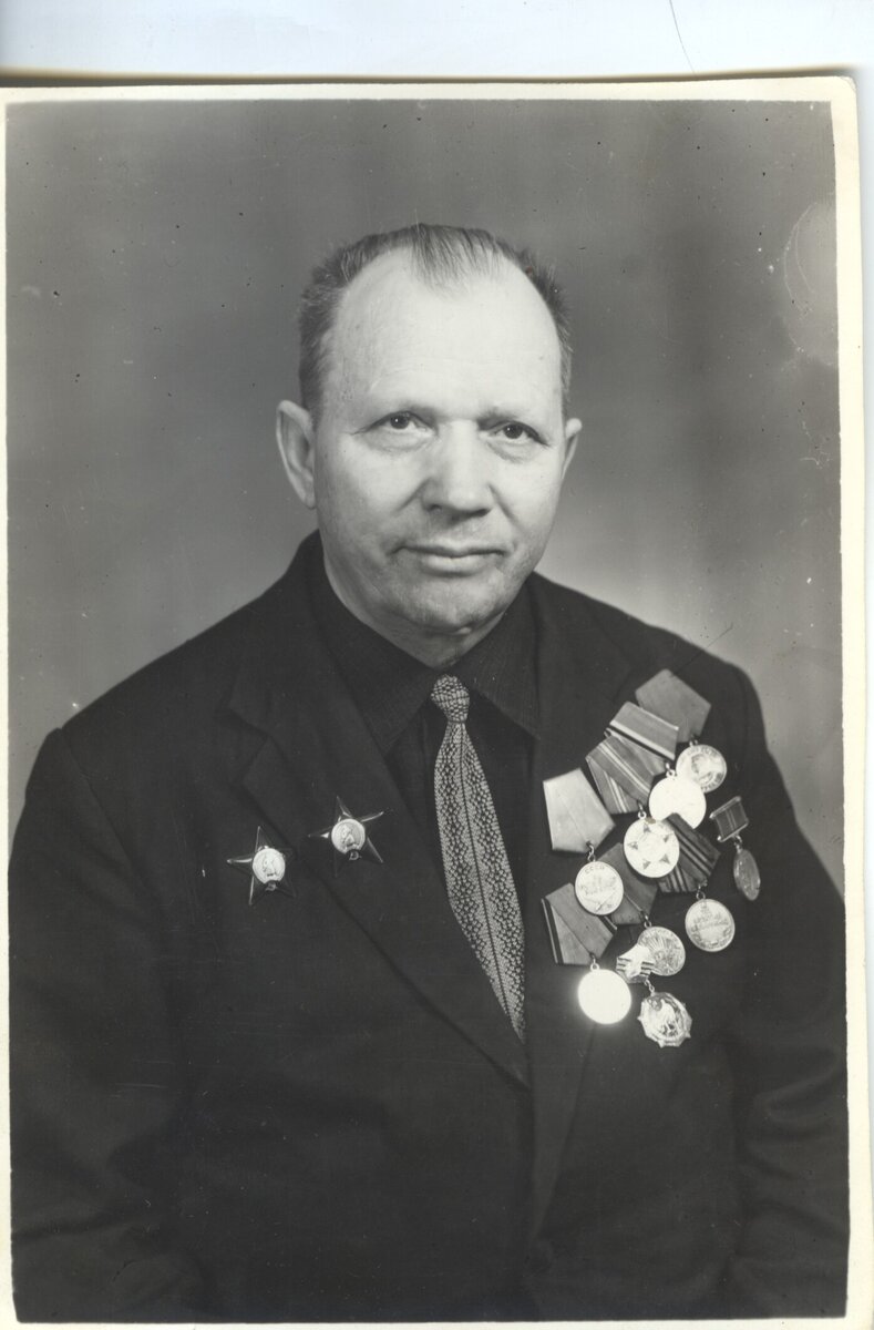 Иван Великороднов: "«Безграничная вера в счастливое будущее делала нас крылатыми, и мы стремились успеть повсюду и везде, не считаясь со временем своего отдыха.  Мы росли духовно и нравственно, и страна становилась мощной державой. Народ был устремлен к мирному труду в надежде, что жизнь будет ещё краше и лучше».
