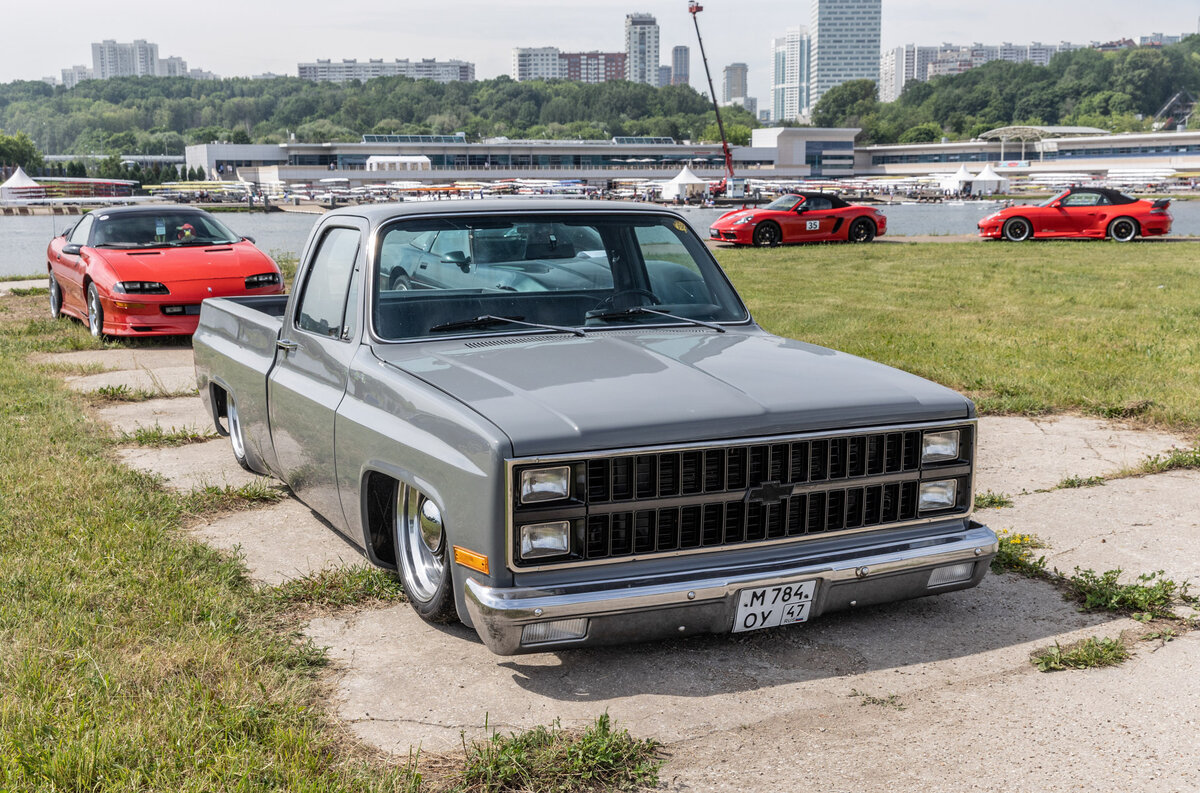    Американские, немецкие, японские, советские, итальянские, шведские, французские, британские. Спорткары, тюнинг-проекты, классика — здесь нашлось место всем направлениям автомобильной культуры.   
Светлана Парфенова