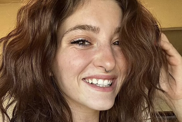     Сестра героини Дженнифер Лоуренс из «Голодных игр» снялась в бикини, показав фигуру после впечатляющего преображения