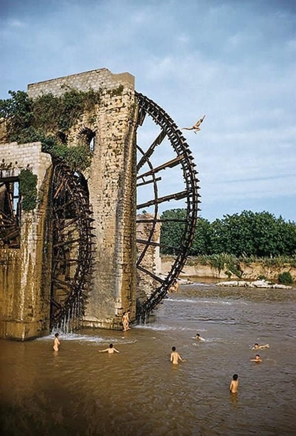 В Сирии сейчас можно увидеть гигантские колеса, расположенные вдоль реки Оронт. Они деревянные, очень древние, но стоят до сих пор.  Это самая старая сохранившаяся гидравлическая система.