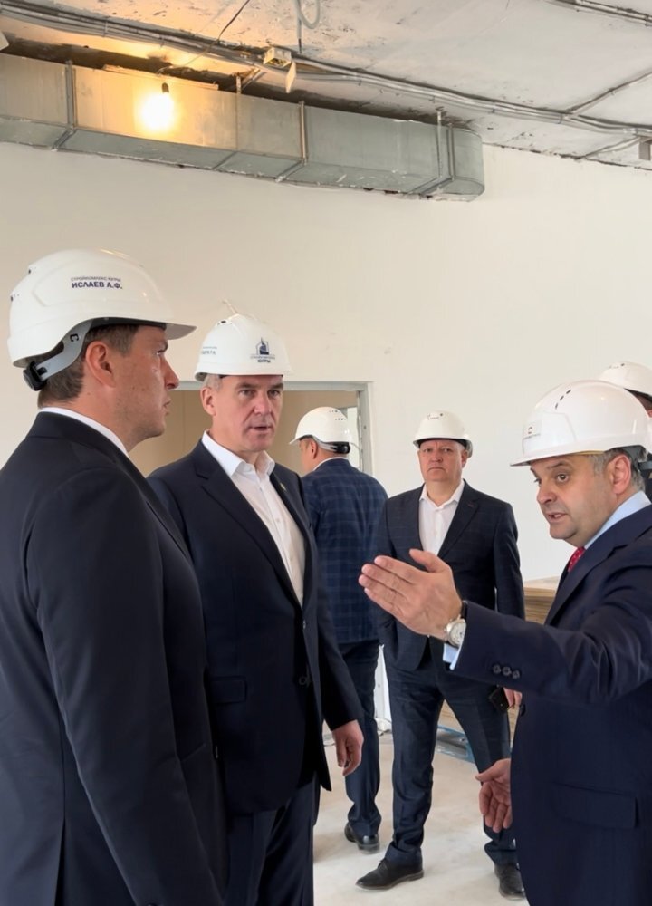    Руслан Кухарук посетил строящиеся объекты здравоохранения в Сургуте