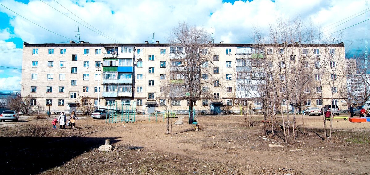 Ну вот какой тут мог быть бизнес? Хотя сейчас двор выглядит гораздо лучше. 