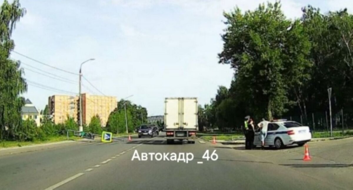    В Курске автомобилист сбил два светофора на Союзной