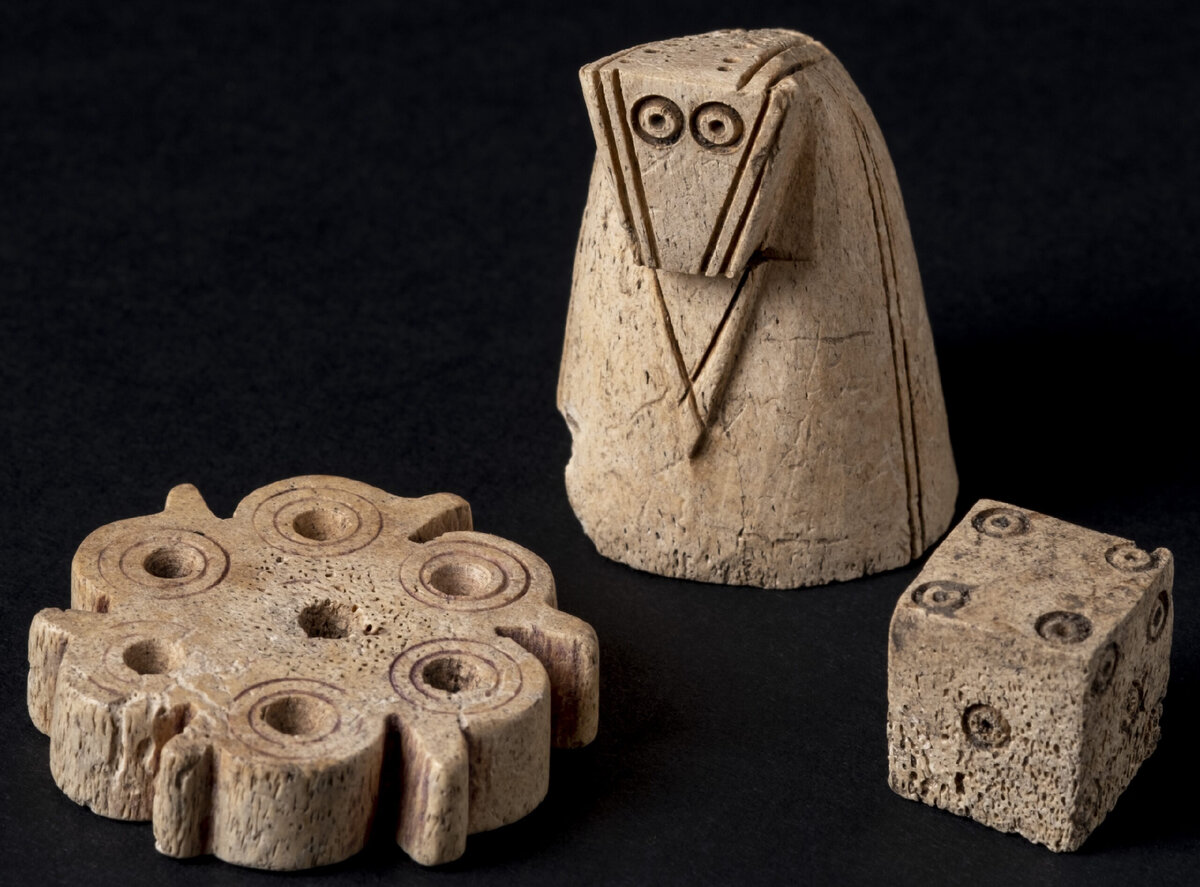 Фигурки из Бургштайна. В центре – шахматный конь.  Фото: Victor Brigola / University of Tübingen.