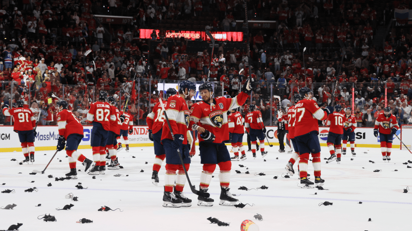 После победы над "Эдмонтоном" болельщики "Флориды" забросали лед талисманами клуба - крысами. Фото: НХЛ