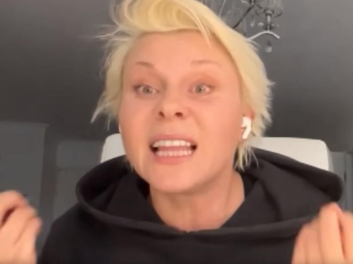    Актриса Яна Троянова* во время интервью. Кадр видео