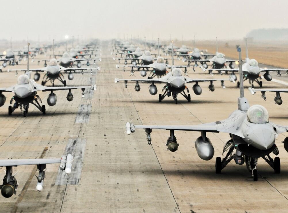 Американские истребители F-16 на стоянке. Источник: wp-s.