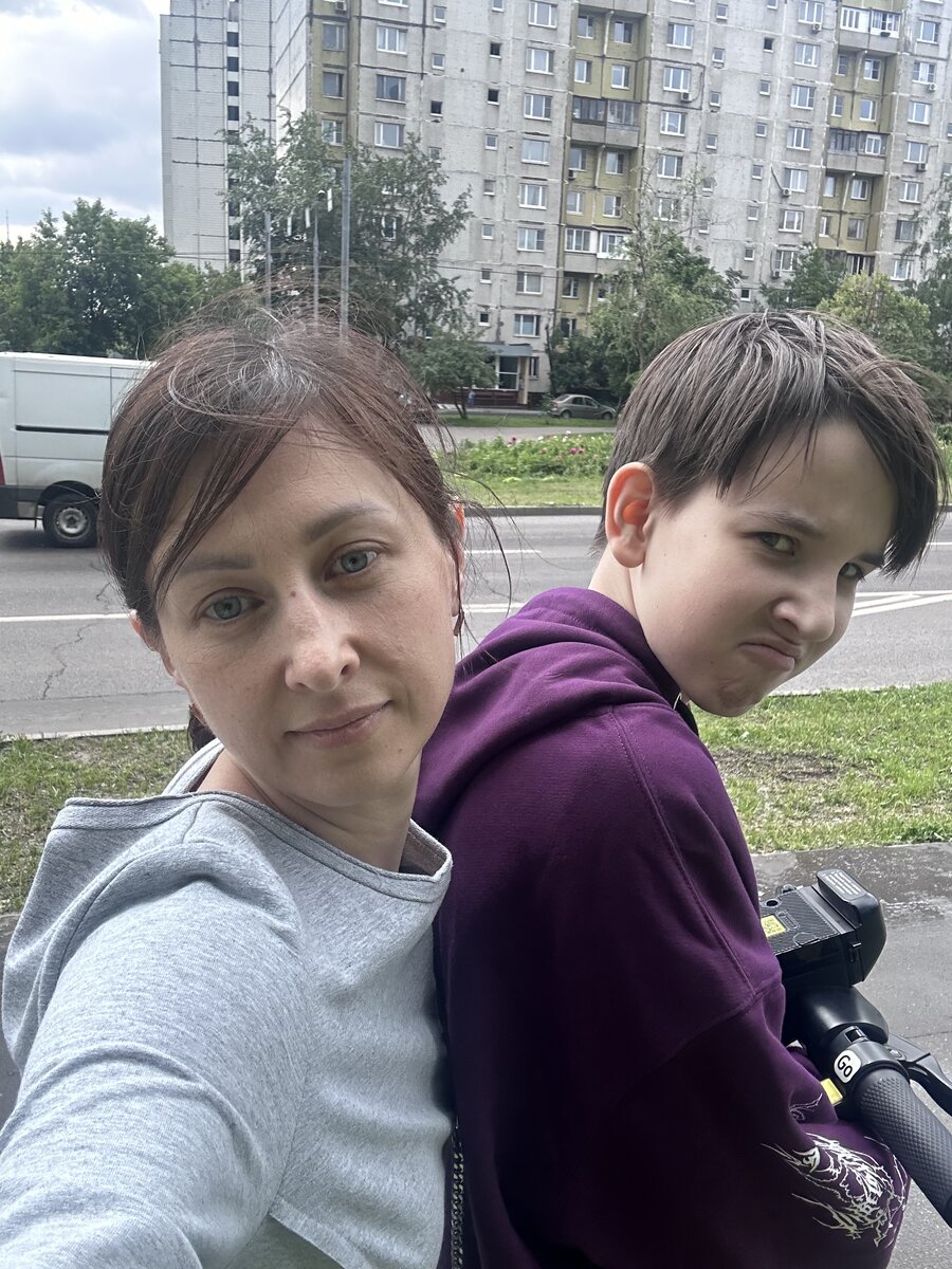 С сыном на самокате