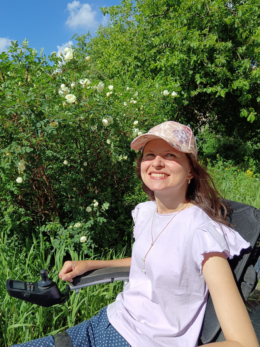 Кстати, сирень почти отцвела и зацёл шиповник. А ещё тополиный пух летит вовсю.