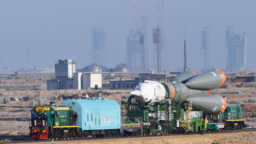 Транспортировка ракеты-носителя ракеты-носителя «Союз-ФГ» с пилотируемым кораблем «Союз МС-12» перед запуском с космодрома Байконур к МКС, 12 марта 2019 года / Сергей Мамонтов/РИА «Новости» 
