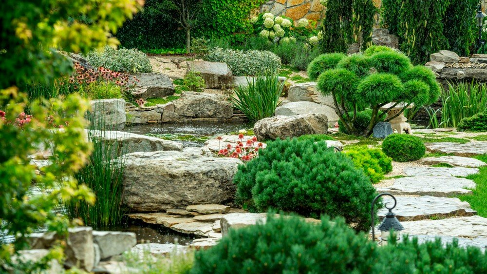 Есть много идей, как использовать природный или искусственный камень — чтобы создать красивые композиции возле дома, дачи или загородного коттеджа.