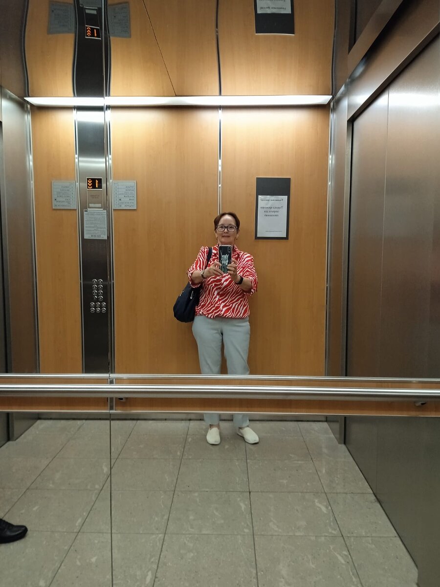 В лифте Мариинского театра. 
