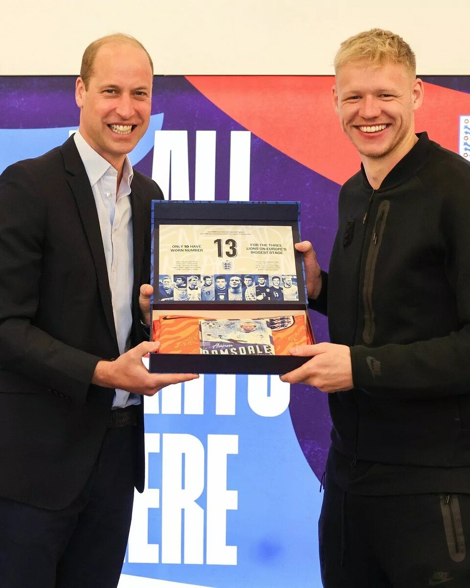 Принц Уильям с футболистом сборной Англии📷
