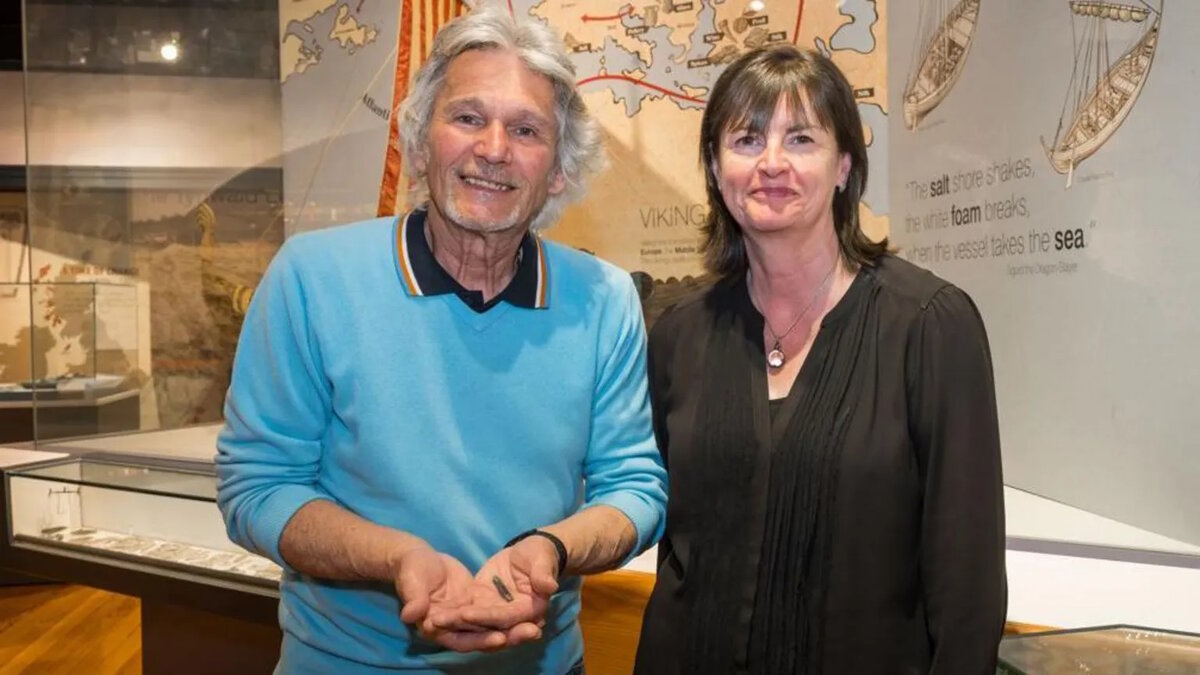 Археологи демонстрируют находку