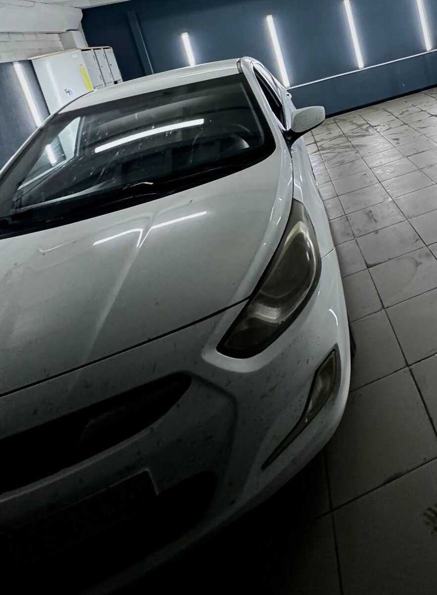 HYUNDAI SOLARIS на черном кожаном салоне.