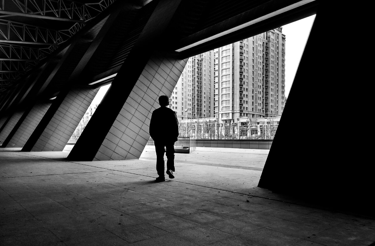 Одиночество в городе. Источник фото: https://unsplash.com/photos/silhouette-photography-of-person-0iQVFeCfb9Q