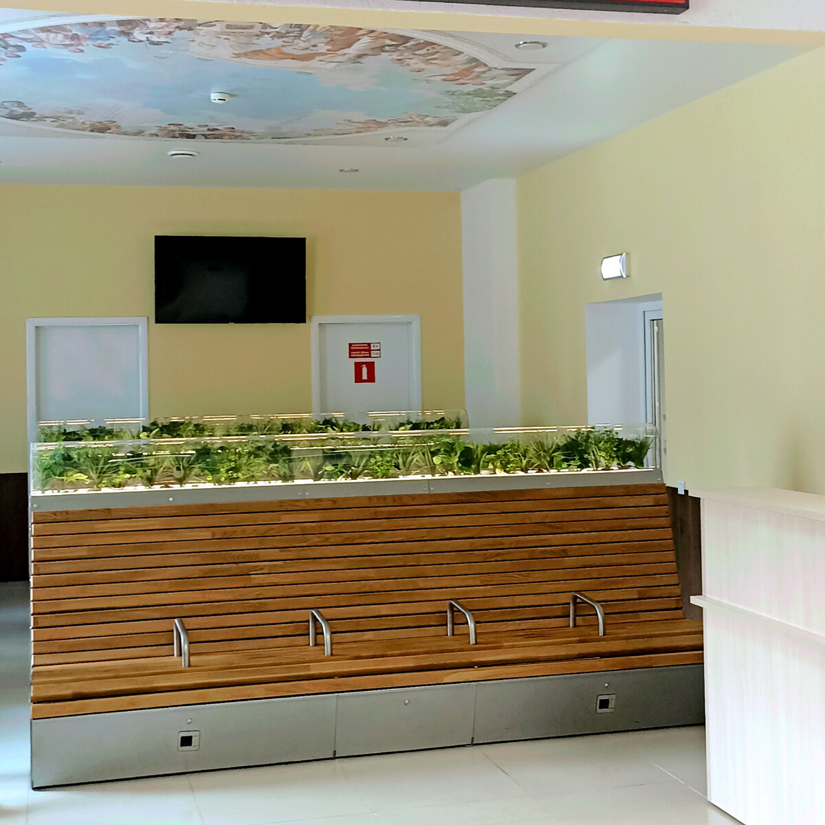 Зал ожидания, в котором мы провели почти час