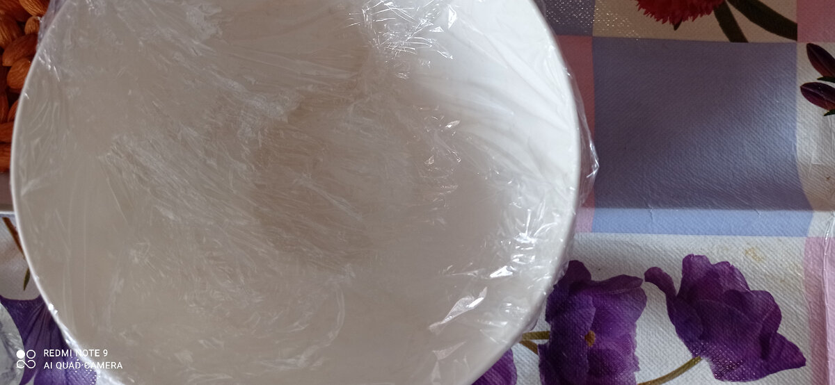 Дно формы, в которую буду складывать салат, выстилаю пищевой плёнкой. 