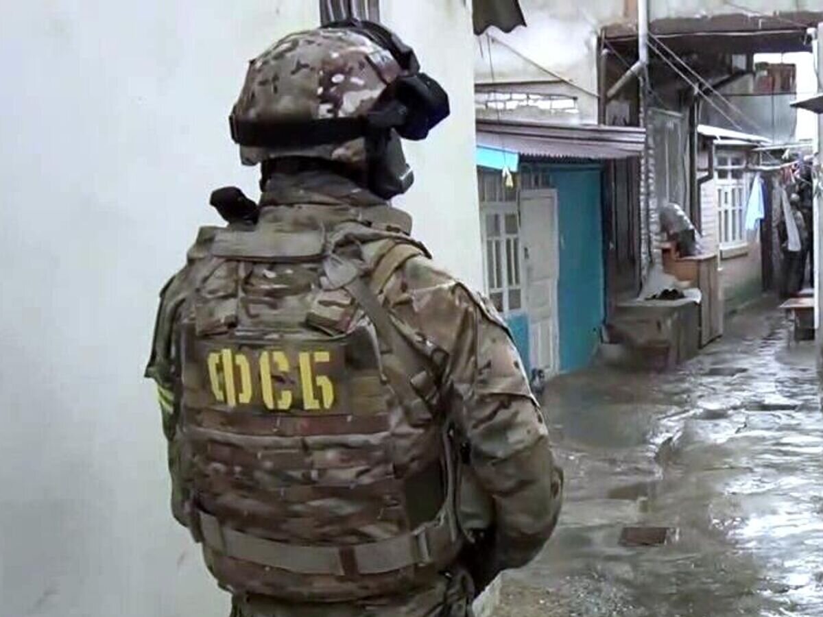    Сотрудник ФСБ РФ во время спецоперации по ликвидации боевика, планировавшего теракт, в Махачкале© РИА Новости / Пресс-служба НАК
