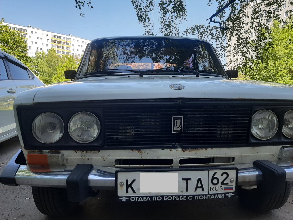 Что делает автомобиль с кодом 62 в Москве – большая загадка. Наверное, просто приехал. Встал и не уехал. Но надпись на номере: «Отдел по борьбе с понтами» выглядит красиво и весело.
