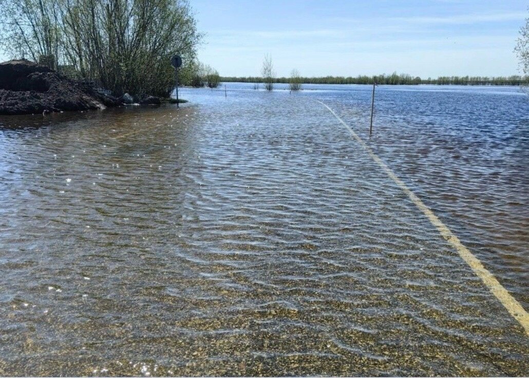    В Югре из-за подъема воды в реках затоплены дома и дороги