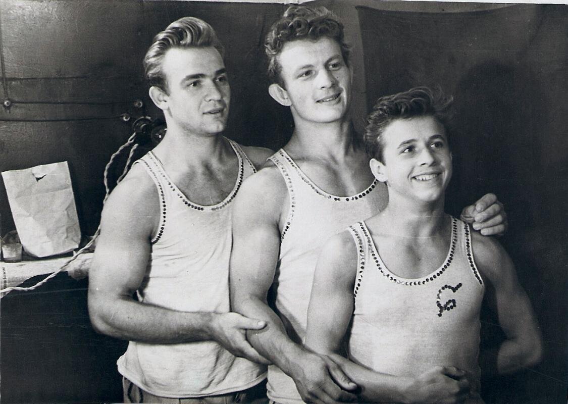 Акробаты номера «Русская палка с амортизатором» Евгений Захаров, Вилен Солохин и Вячеслав Теплов. Фото с сайта www.ruscircus.ru