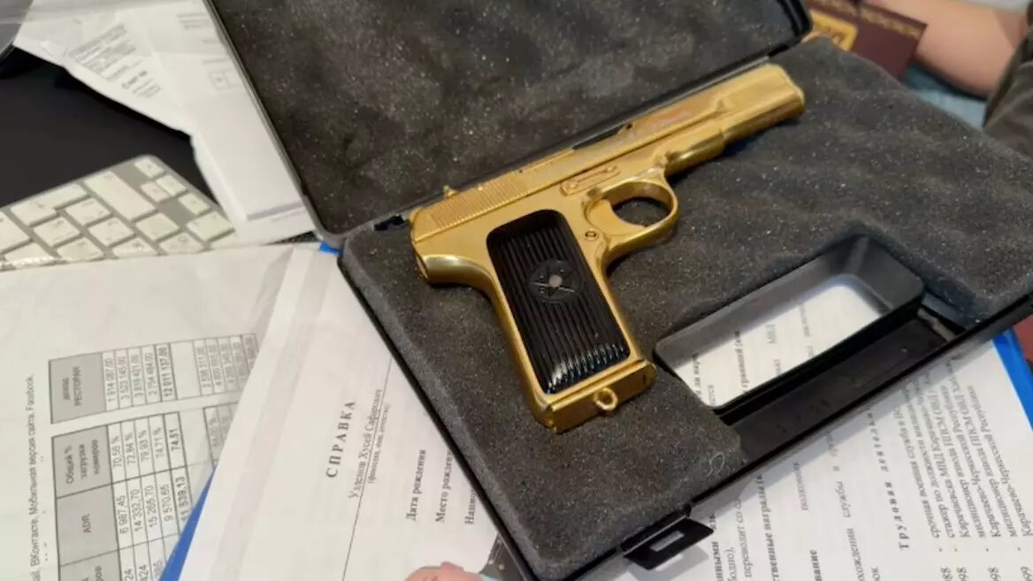 Во время обысков был найден пистолет золотого цвета. Фото: ФСБ (скриншот)