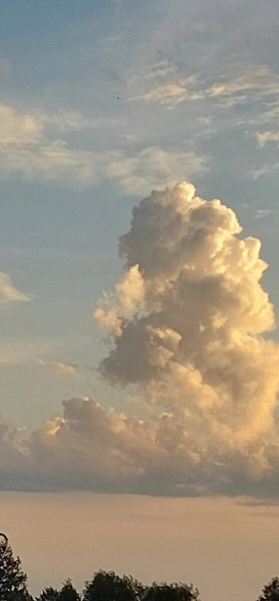 Небесные громады! Очень люблю кучевые облака, без них синее небо кажется скучным...