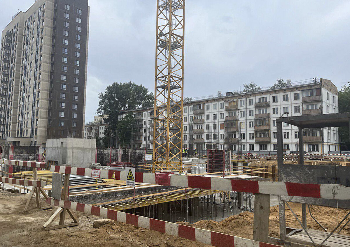    В Кузьминках оценили ход строительства дома по программе реновации