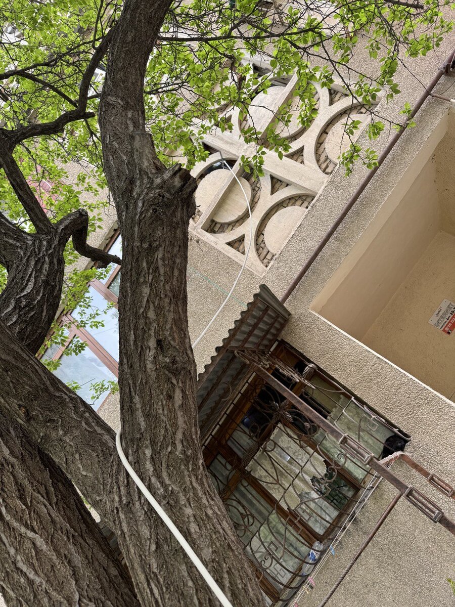 и должен быть под наклоном, что бы лучше затекала электоэнергия