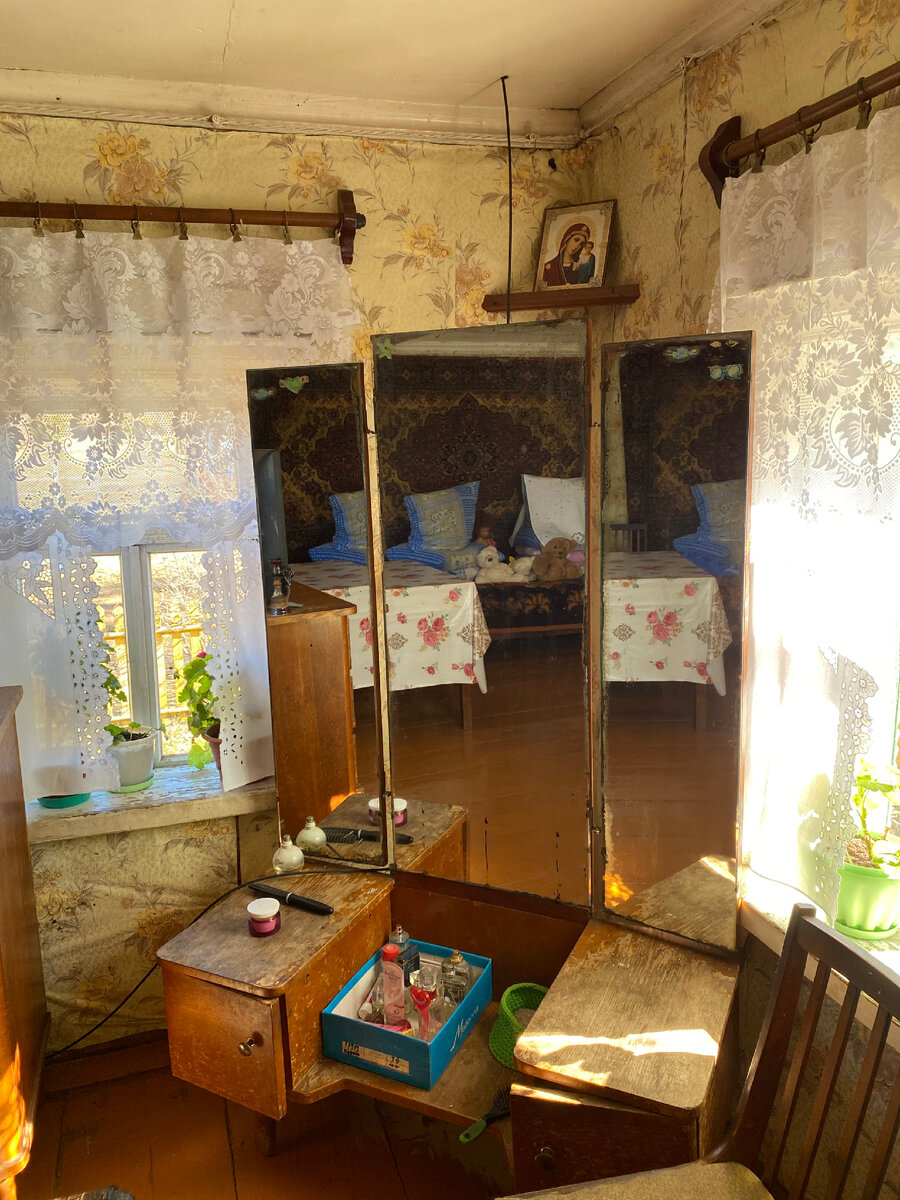 Красный уголок в избе. Фото автора.