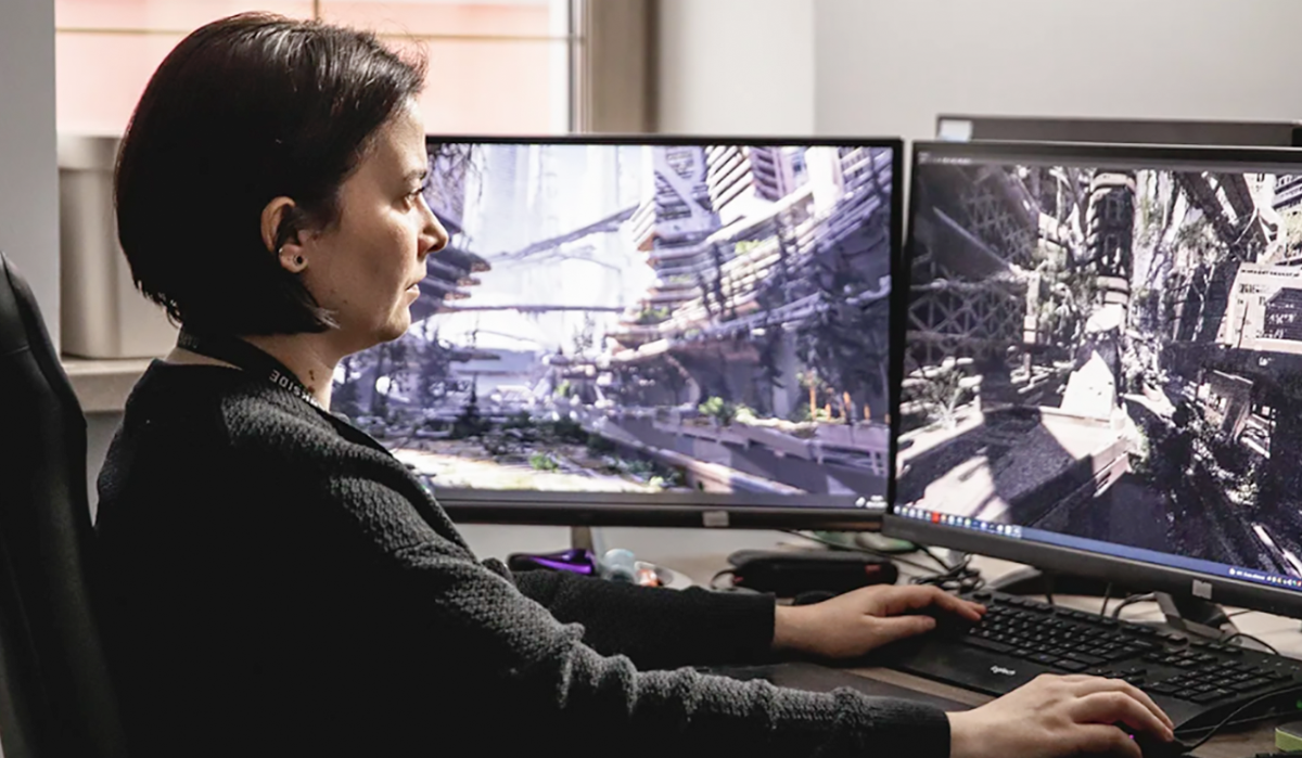     Женщина играет в компьютерную игру. Источник: mos.ru Автор фото: Пресс-служба Мэра и Правительства Москвы