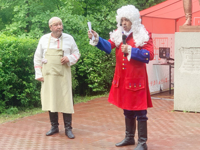 Фестиваль открыли Василий Татищев (Анатолий Найданов) и кузнец Кузьма Грехов (Владимир Белов)