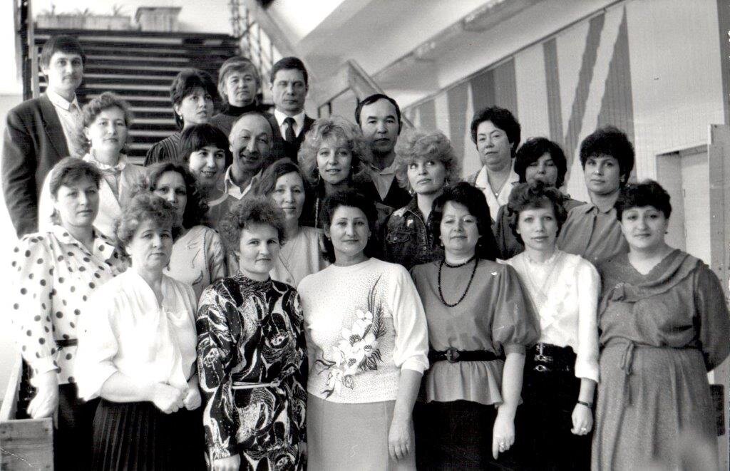 В первом ряду слева направо: 1. Федосеева Любовь. 2 … 3. Елисеева Людмила. 4. Миронова Евгения. 5. Кирьянова Светлана. 6. Беличенко Татьяна. Во втором ряду слева направо: 1. Петрова Галина. 2. Миронова Александра. 3. Рожкова Нина. 4. Никитина Татьяна. 5. Шагун Галина. 6. Доронина Алевтина
В третьем ряду слева направо: 1. Низамова Жавиря. 2. Марданшина Роза. 3. Козлов Аркадий. 4. Файзуллина Татьяна. 5. Маматов Галиаскар. 6. Вахрушева Нина.
В четвёртом ряду слева направо: 1. Неверов Александр. 2. Коробочкина Галина. 3. Малярова Людмила Михайловна. 4. Розов Александр Васильевич.