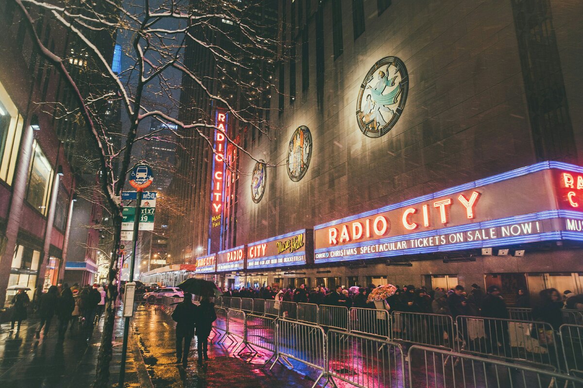 С виду неприметный Radio City Hall восхищает своим изысканным фойе: изогнутыми бронзовыми балюстрадами, огромными зеркалами в драгоценной оправе, большой фреской в красных и золотых оттенках. Фото: Joseph Pearson / Unsplash 