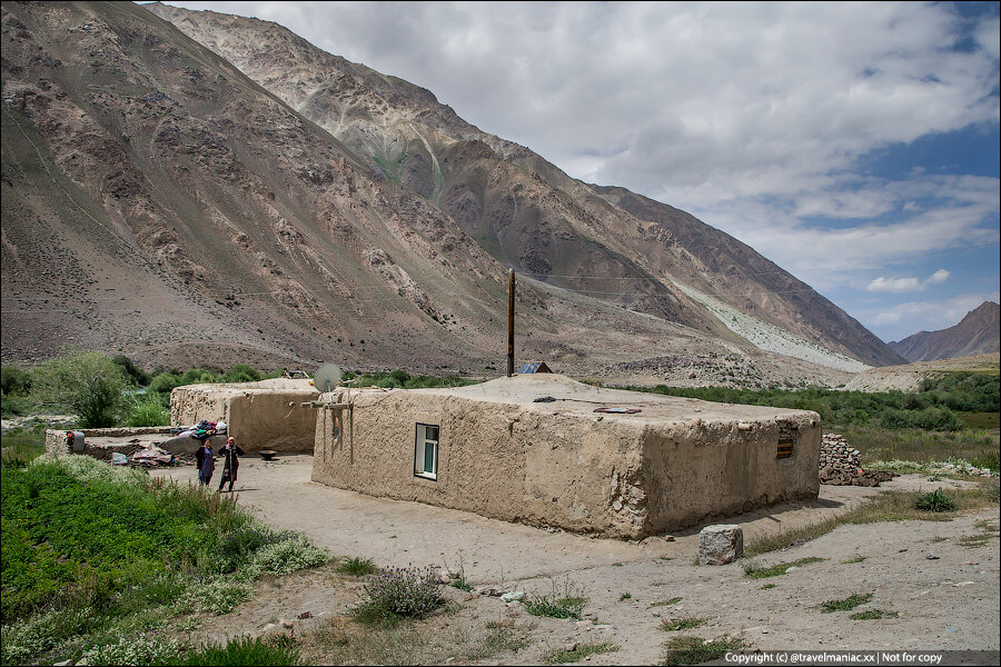 Переходим к довольно острой и чувствительной теме в рамках таджикистанского цикла. О том, как же живут таджики у себя на родине?