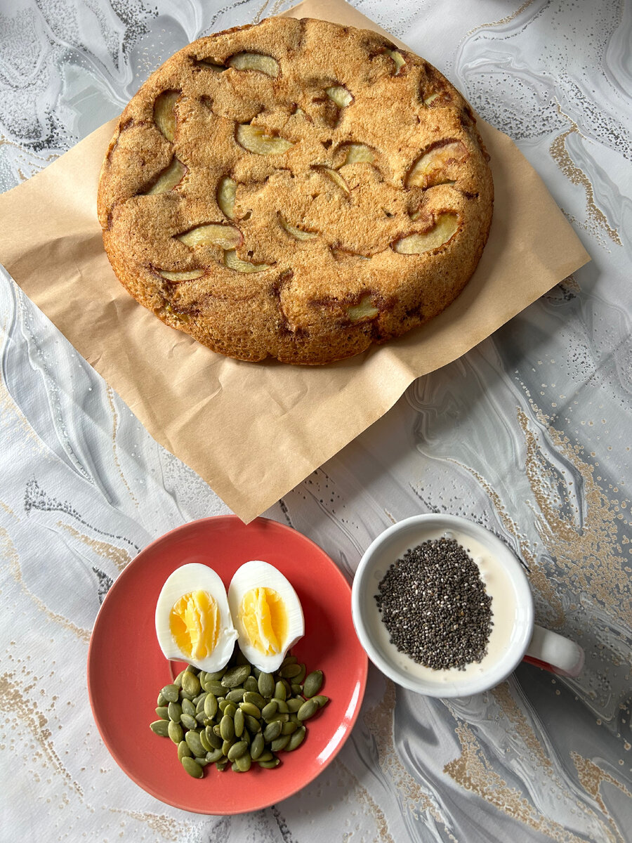 Сверху шарлотка для детей, снизу - мой завтрак 