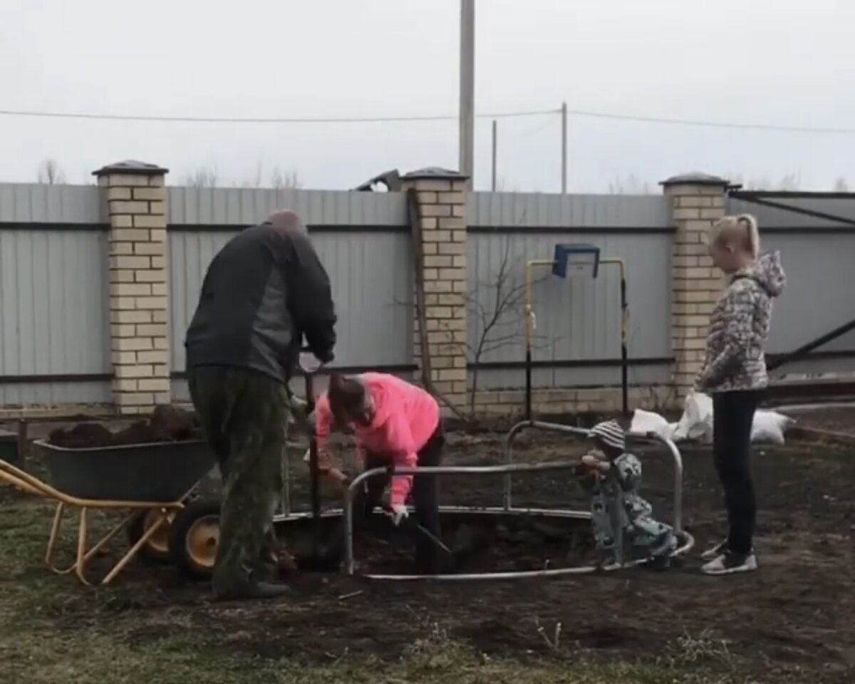 2019 год. Копаем яму всей семьей