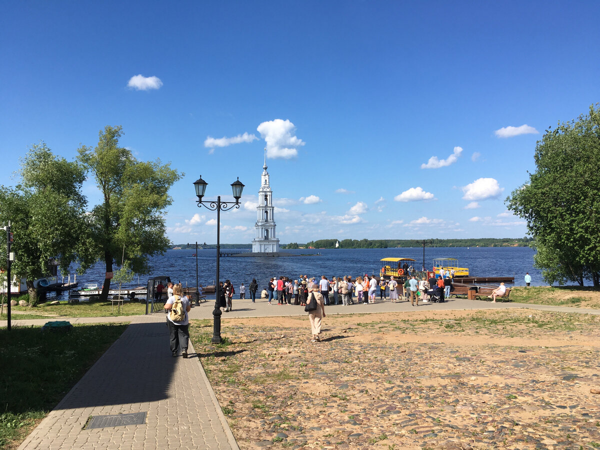 Снимок сделан автором данного поста в современном Калязине с видом на затопленную колокольню с  центральной площади